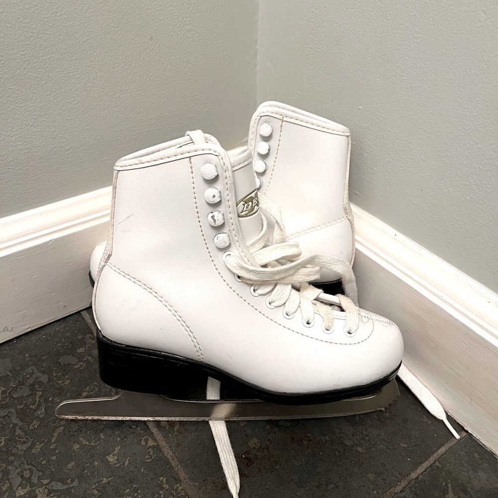 DBX girls figure skates size 4